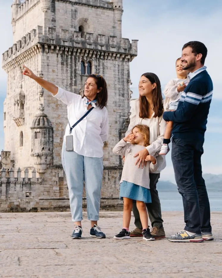Um grupo de turistas com a guia, em frente à Torre de Belém